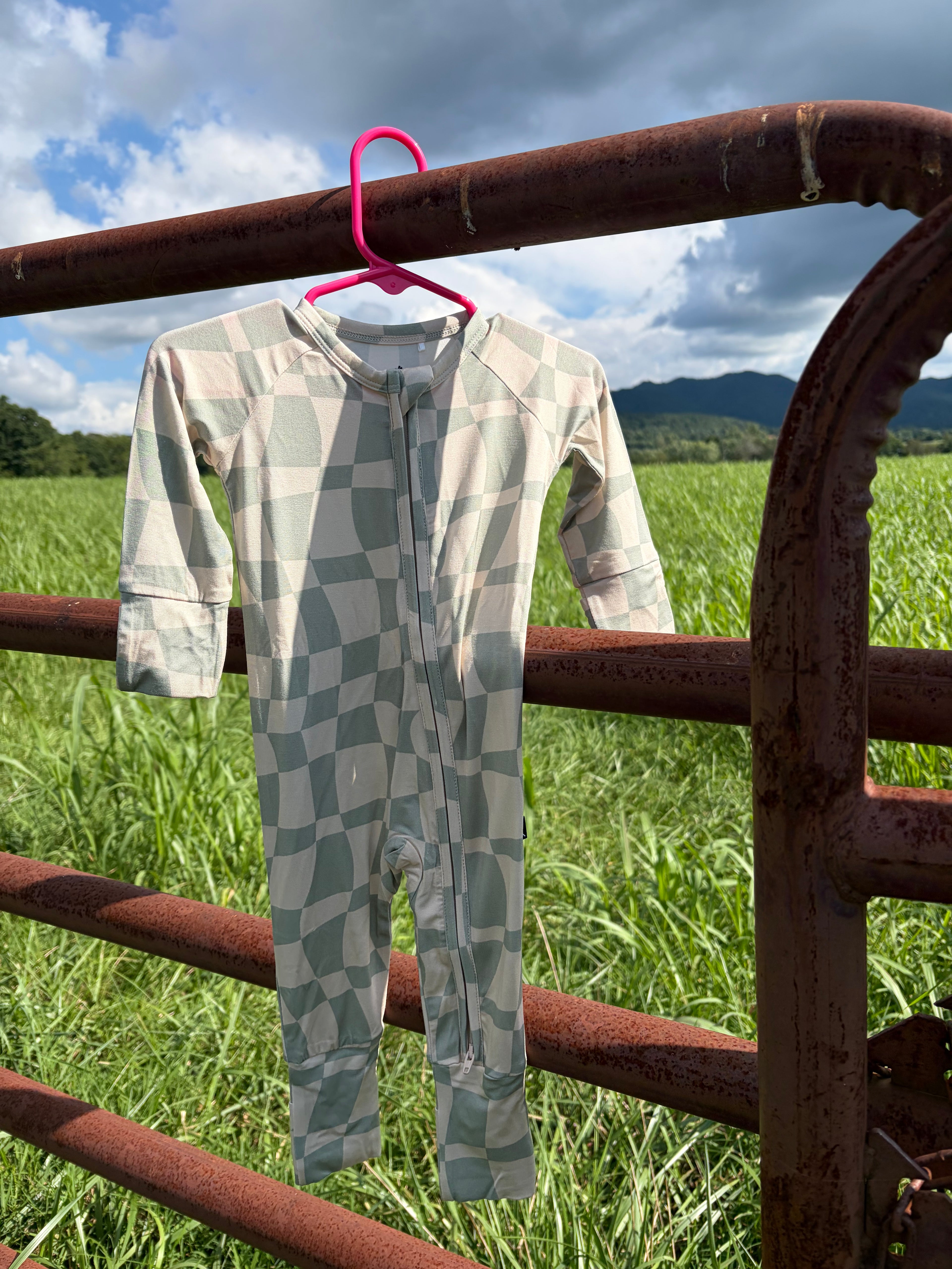 Wavy checkered sleeper